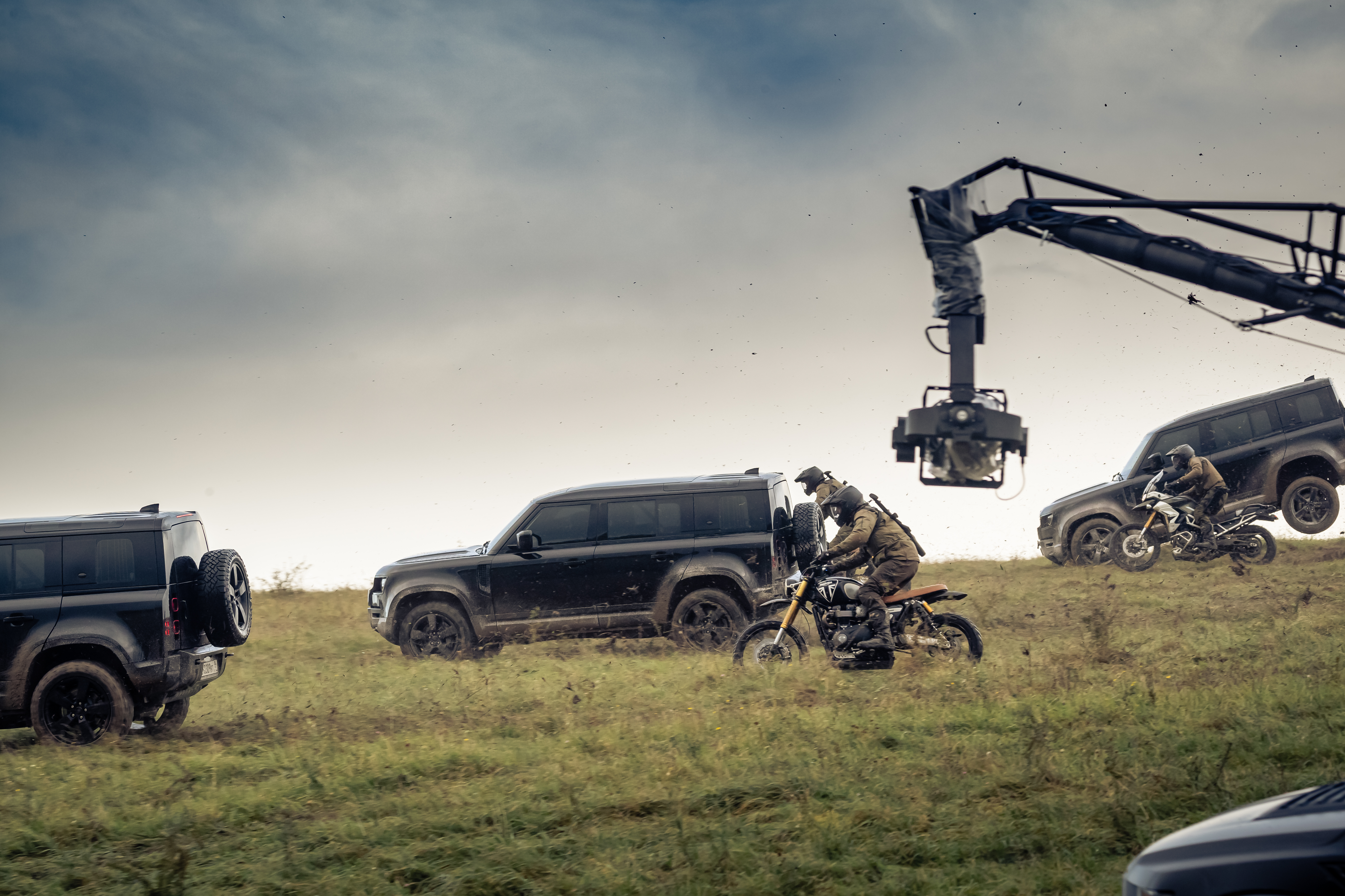 Defender 110 action in the upcoming Bond film